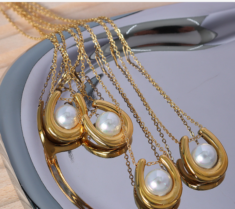 Artemis Arch Pearl Necklace